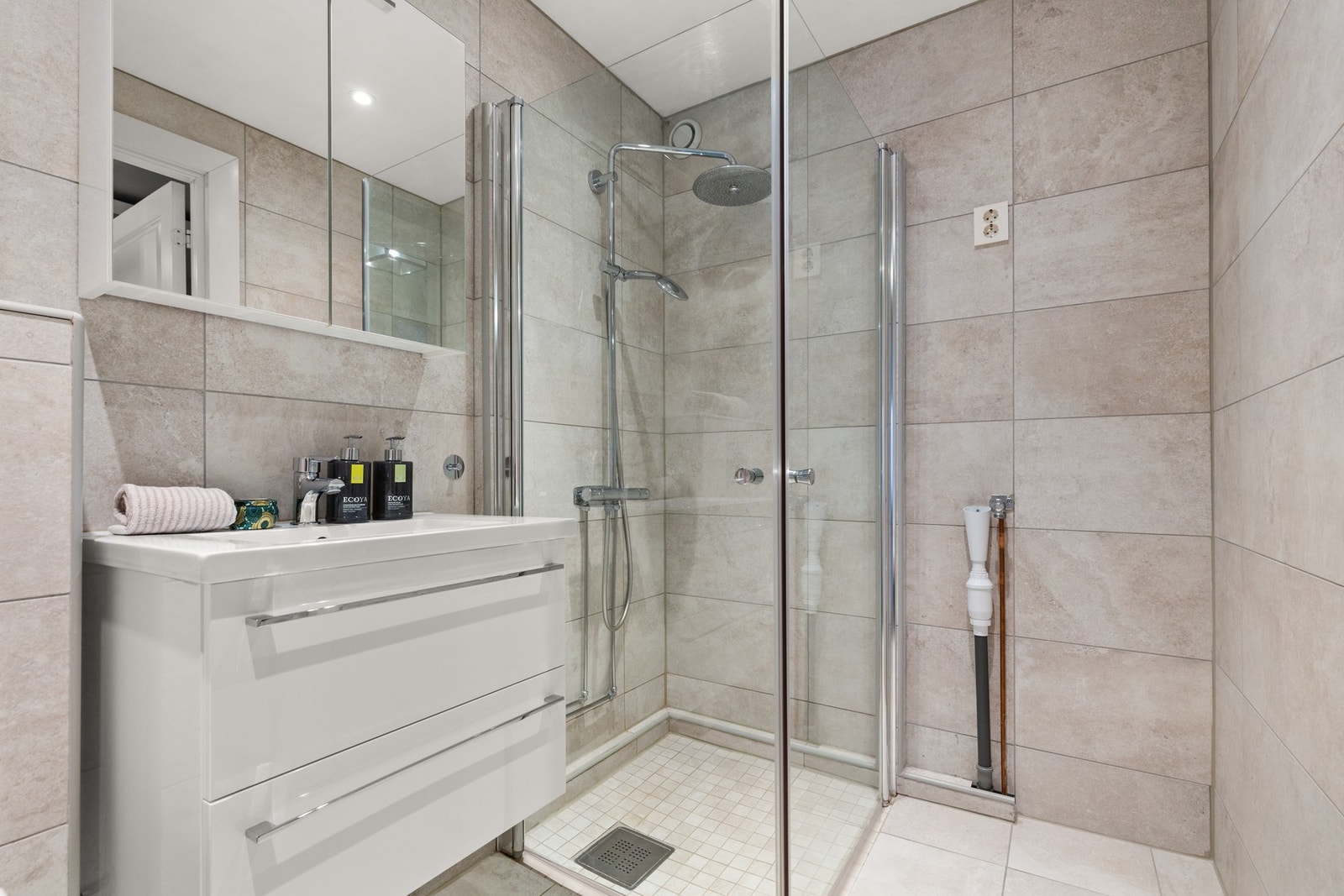 Flislagt bad med dusj, vask og vegghengt wc, plass til vask/tørk Galleribilde