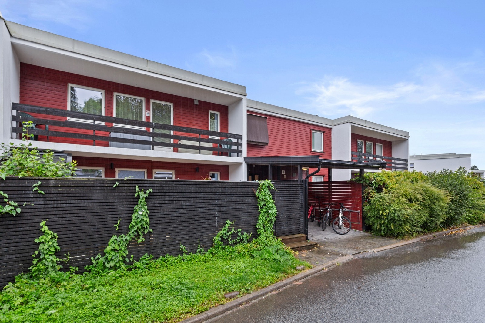 Fasade. Trappefri adkomst inn til leiligheten eller til butikken Galleribilde