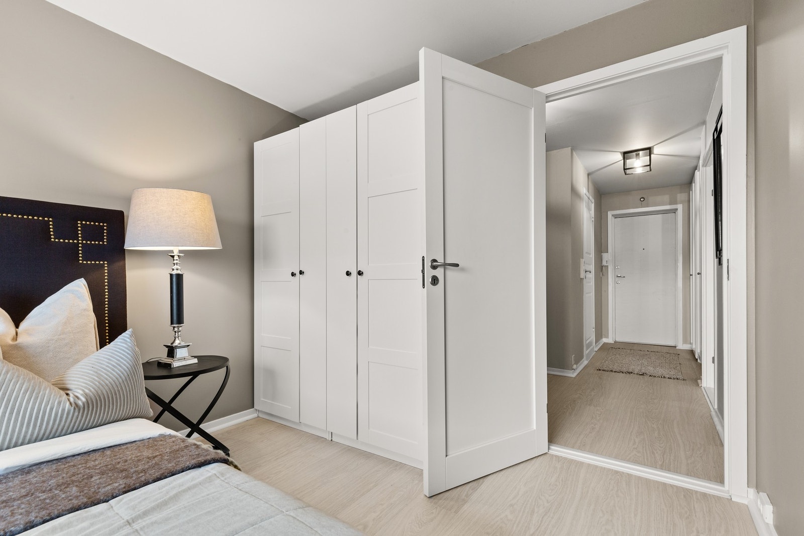 Godt med garderobeplass på soverommet Galleribilde