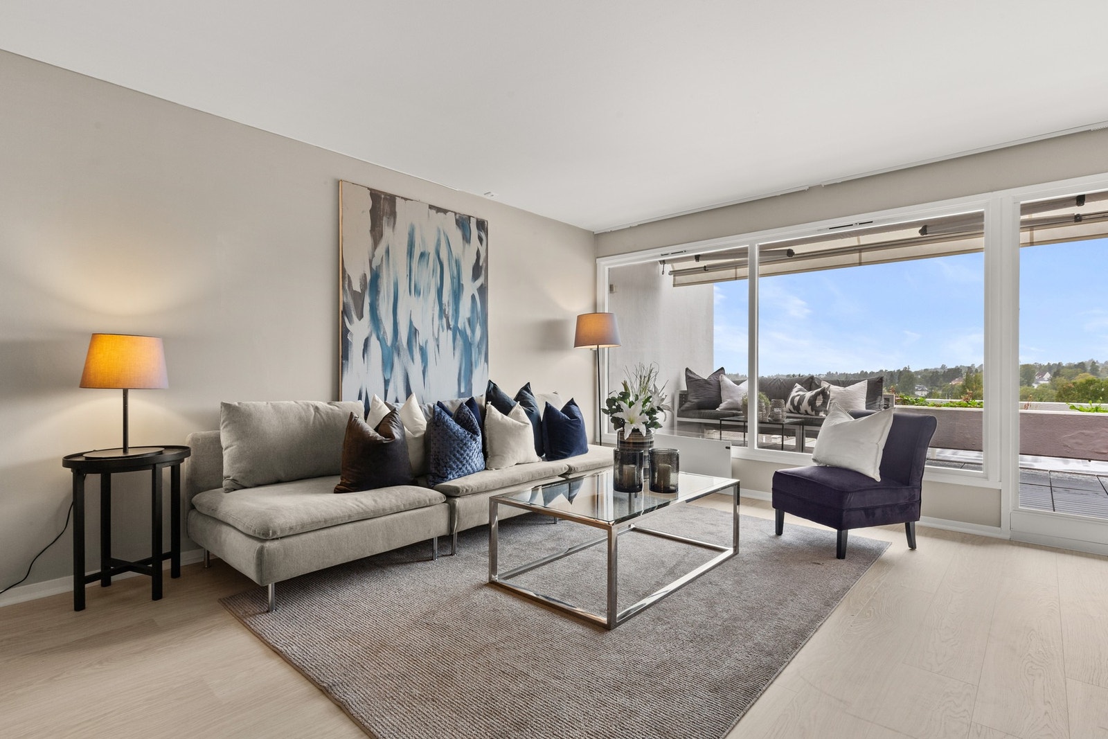 Lekker lys stue med vinduer fra gulv til tak Galleribilde