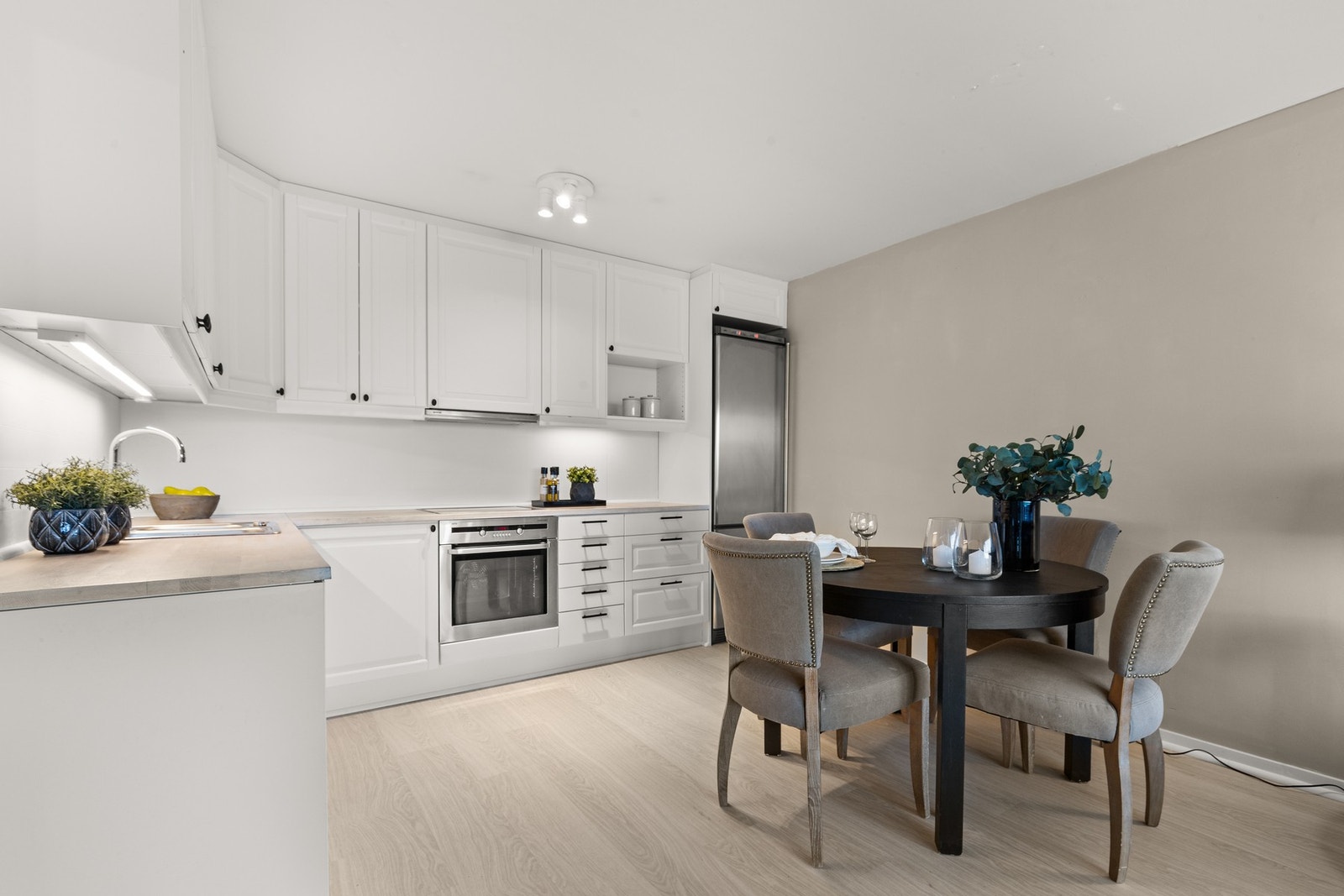 Innholdsrikt kjøkken med spiseplass Galleribilde