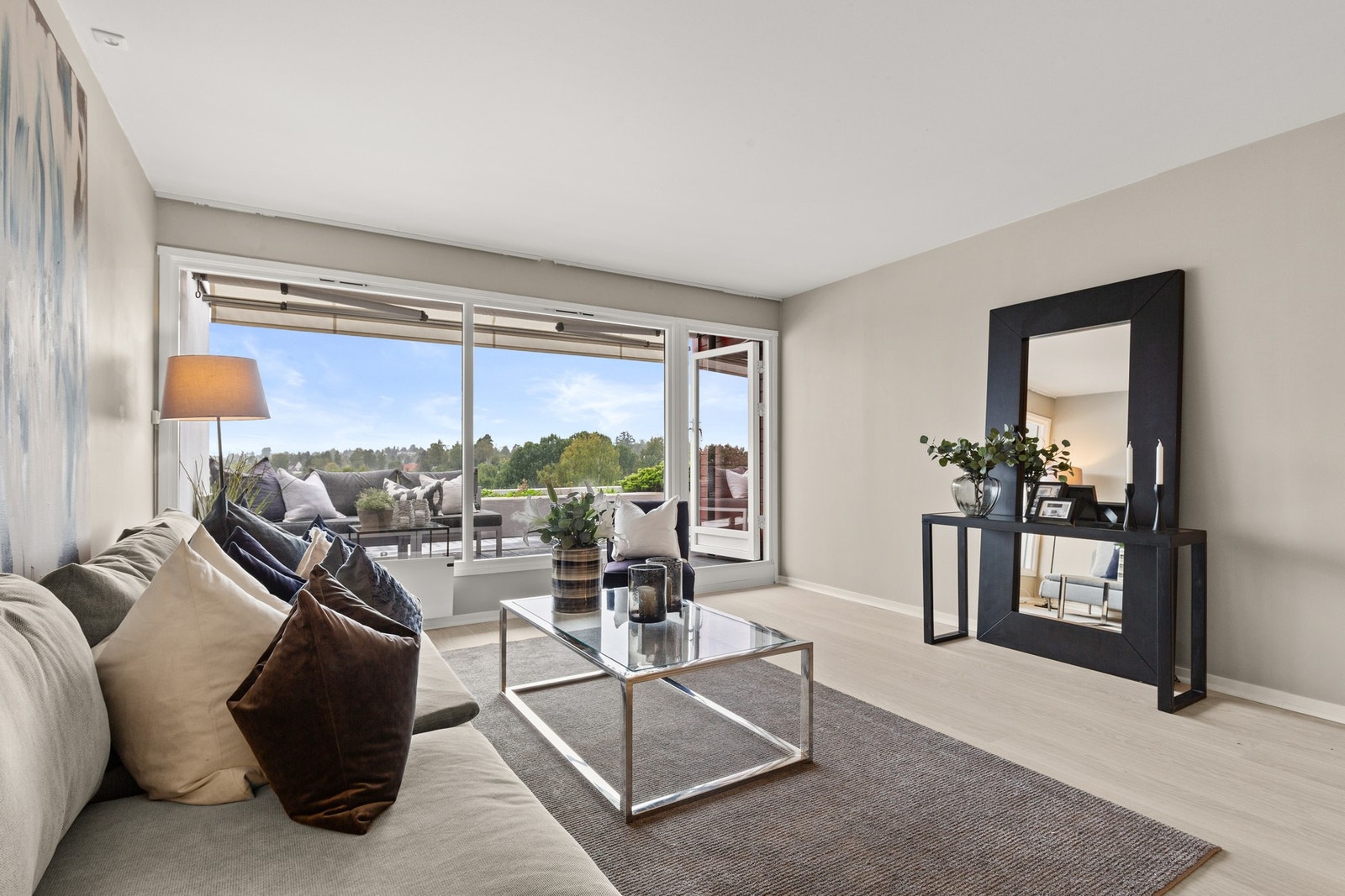 Romslig stue med nydelig utsikt helt fra kjøkkenet Galleribilde