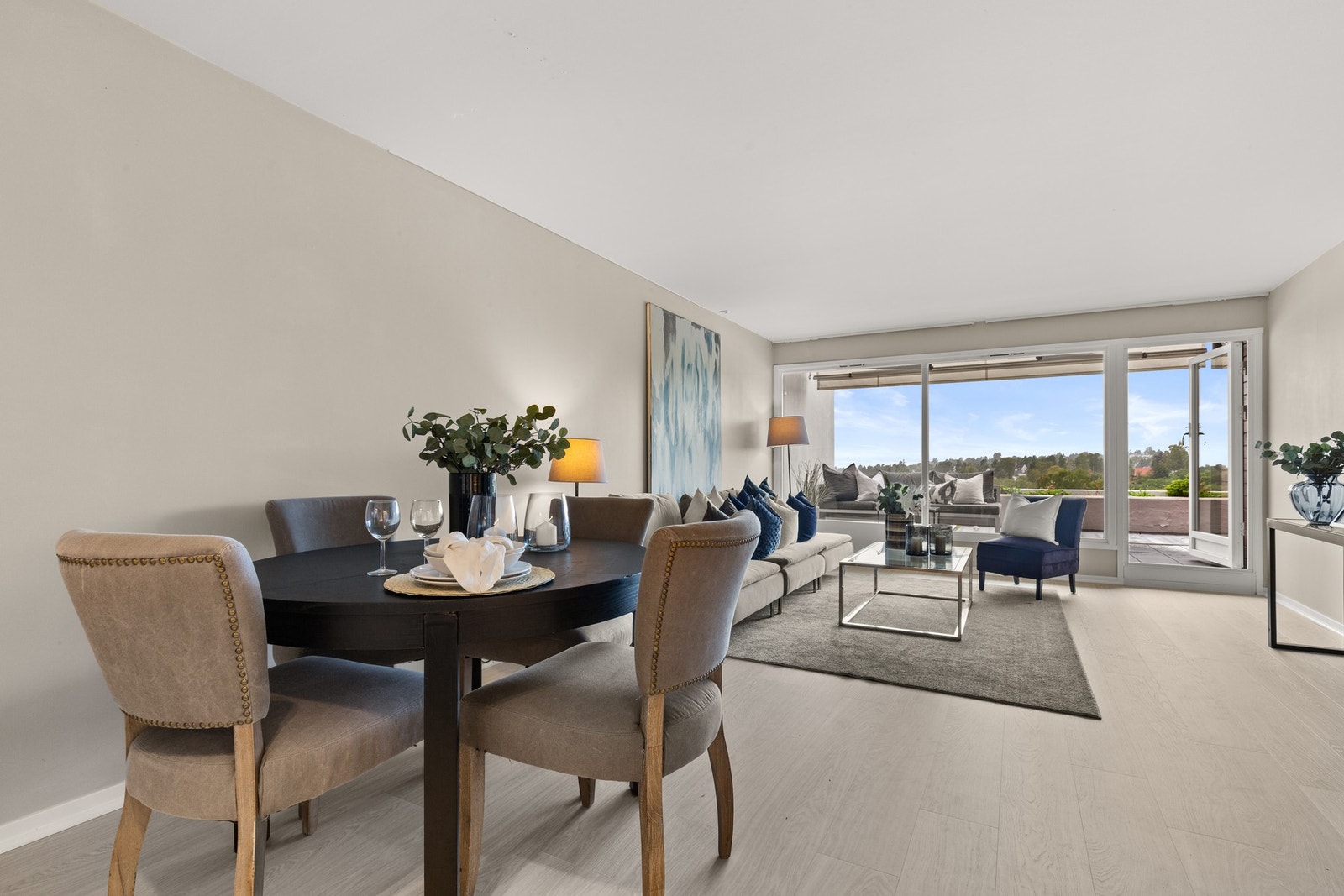 Stor lys stue og spisestue med utgang til meget solrik balkong Galleribilde