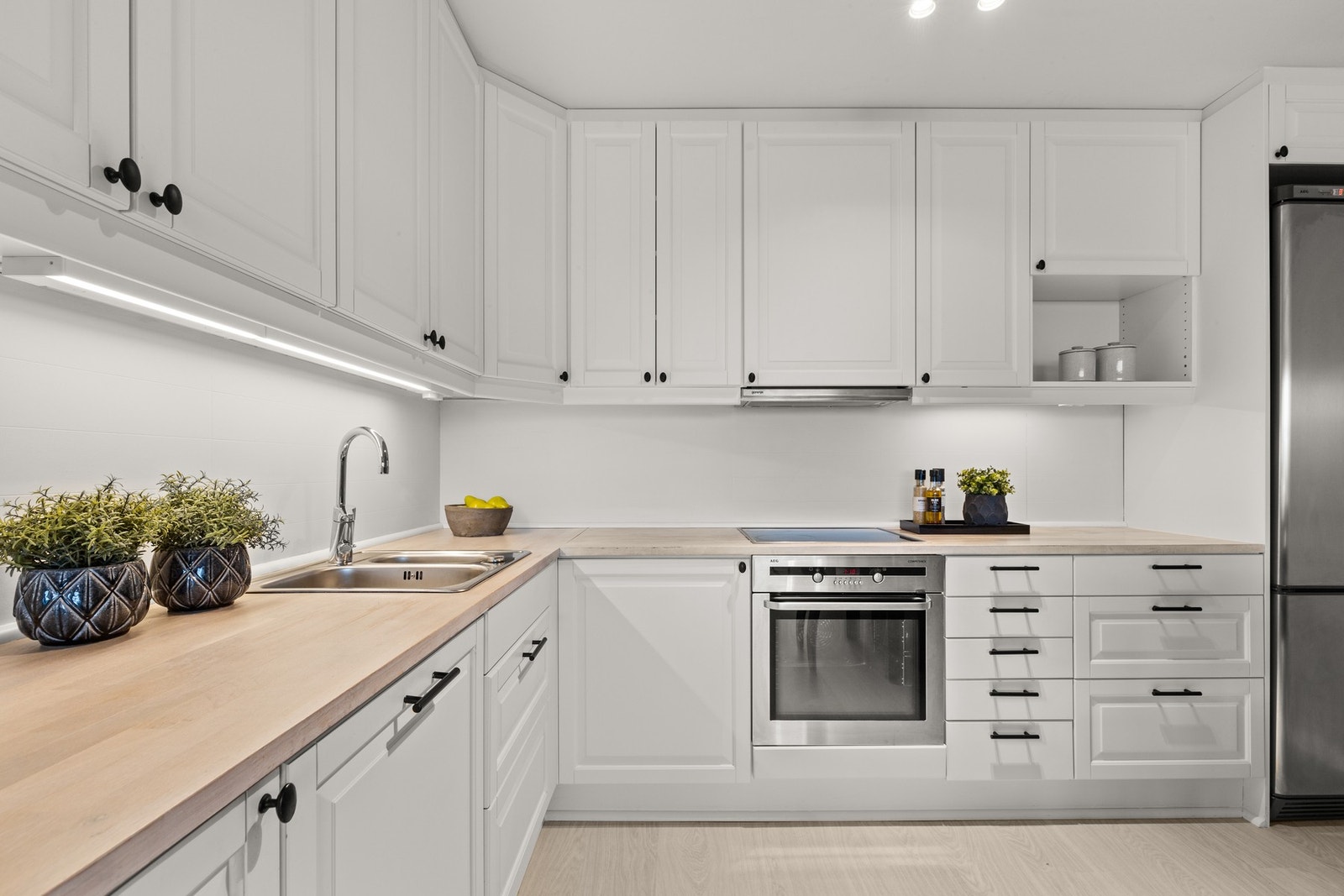 Mye benkeplass og skapplass på kjøkkenet Galleribilde