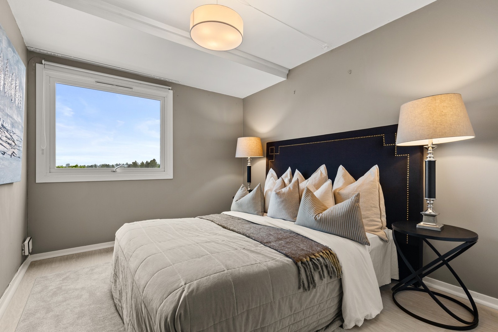 Lekkert stor soverom med natur og utsikt over nærområdet Galleribilde