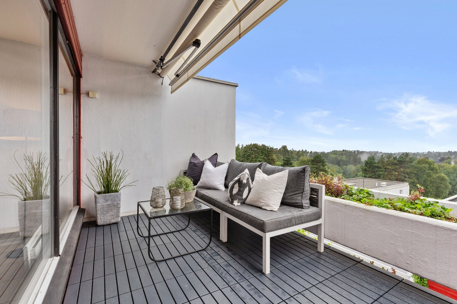Meget solrik balkong med flott utsikt over nærområdet Galleribilde
