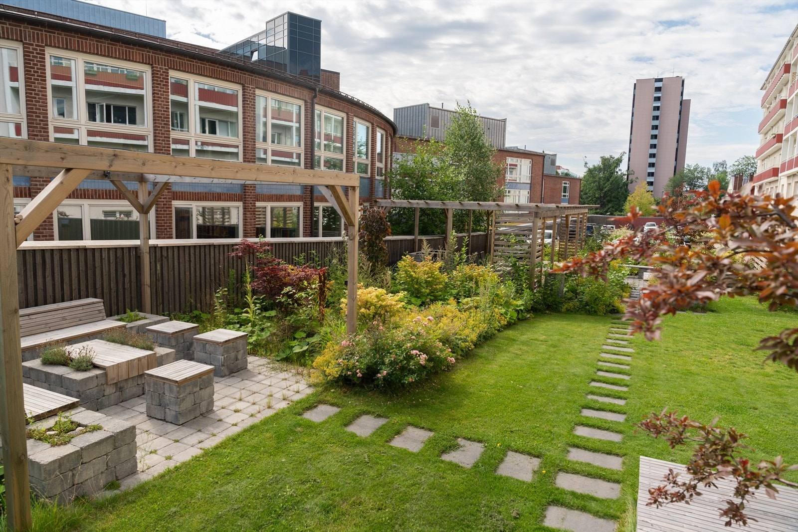 Ved solfylte dager kan denne hyggelige bakgården benyttes. Galleribilde