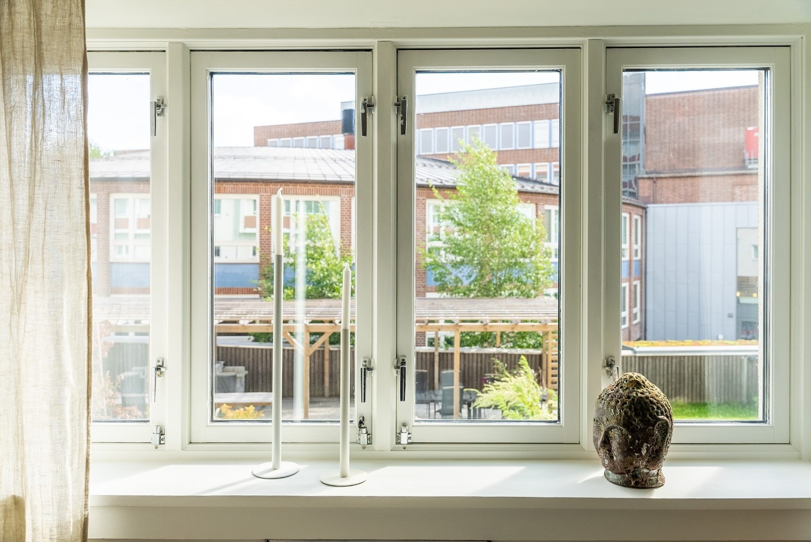 En lys og gjennomgående 2-romsleilighet med hyggelig utsikt mot bakgård. Galleribilde