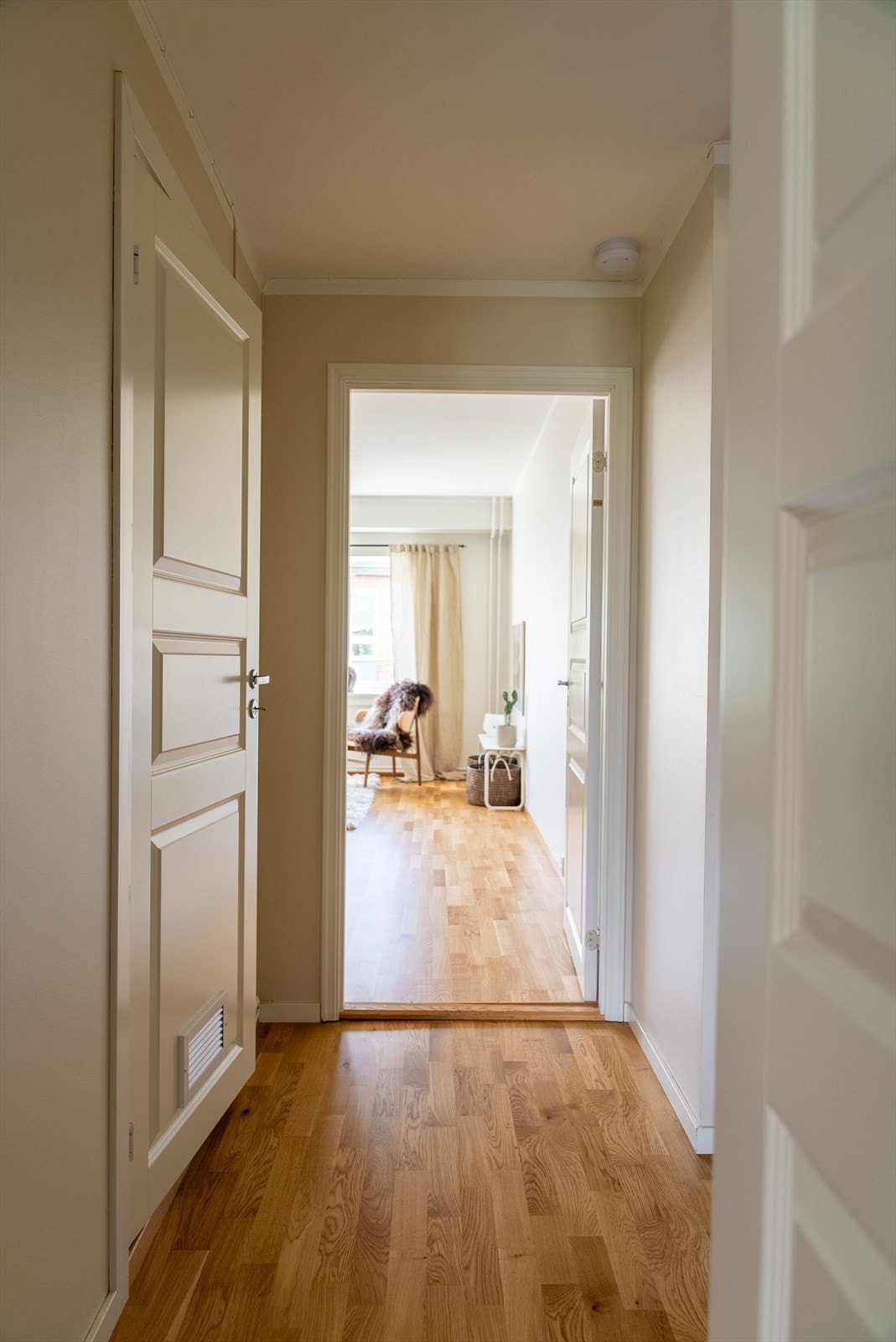 Det er lagt nytt gulv i stuen i 2024. Galleribilde