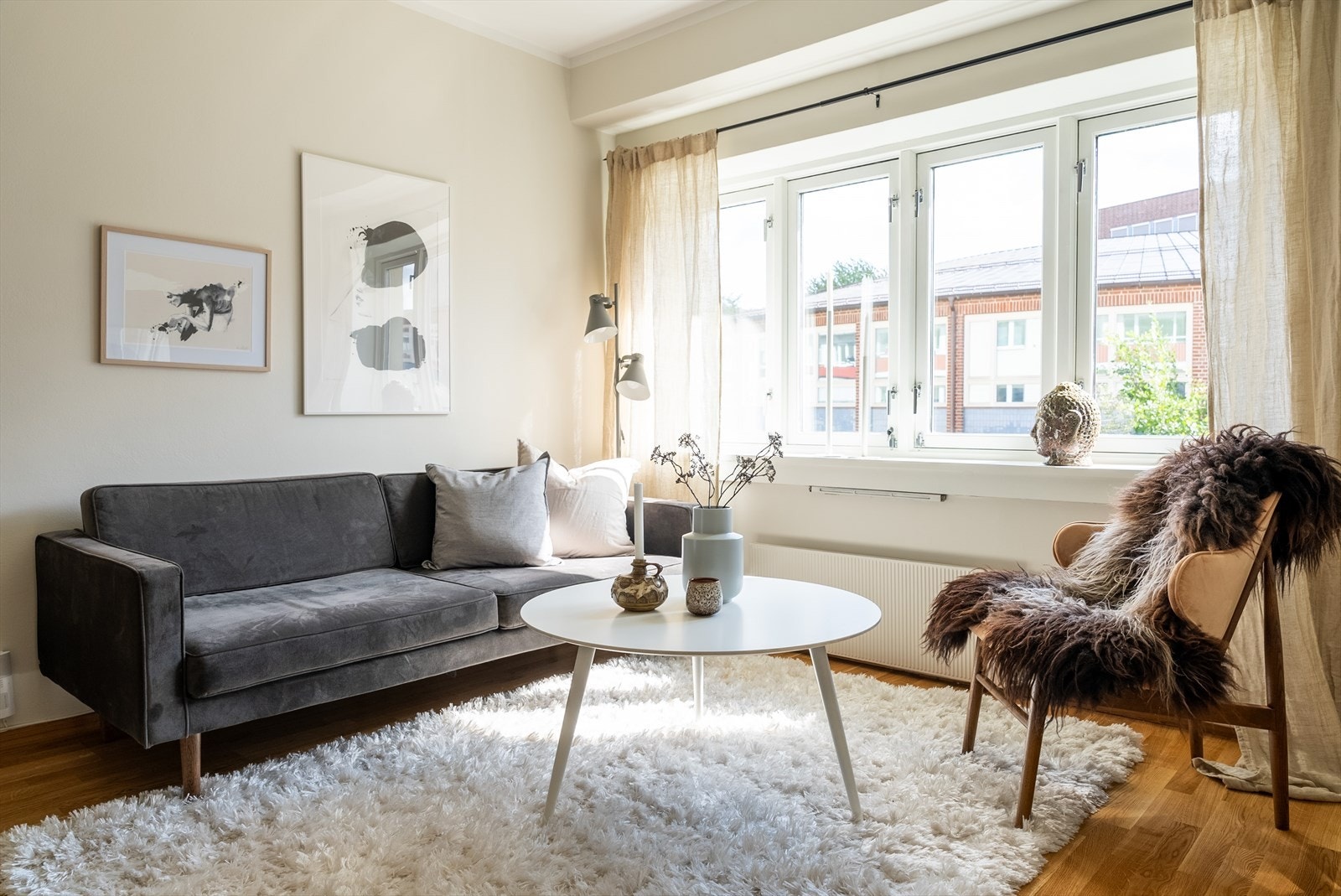 Store vindusflater slipper inn rikelig med sollys. Galleribilde