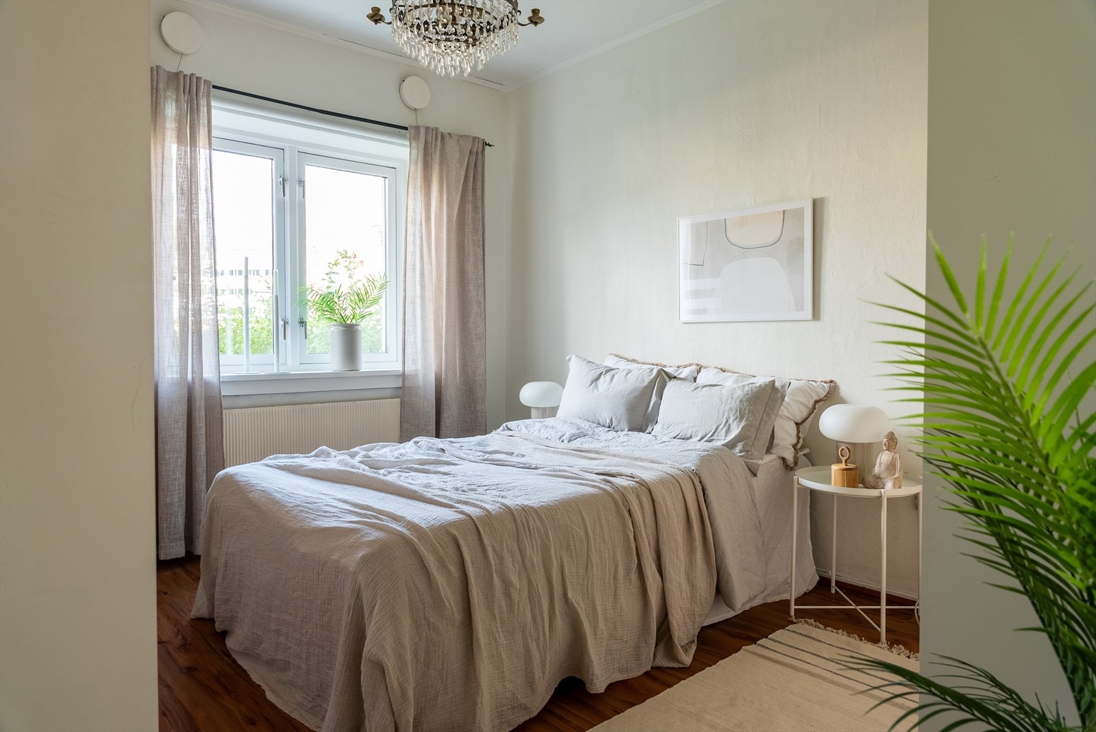 Fra gangen har du adkomst til stort soverom med plass til dobbeltseng. Galleribilde