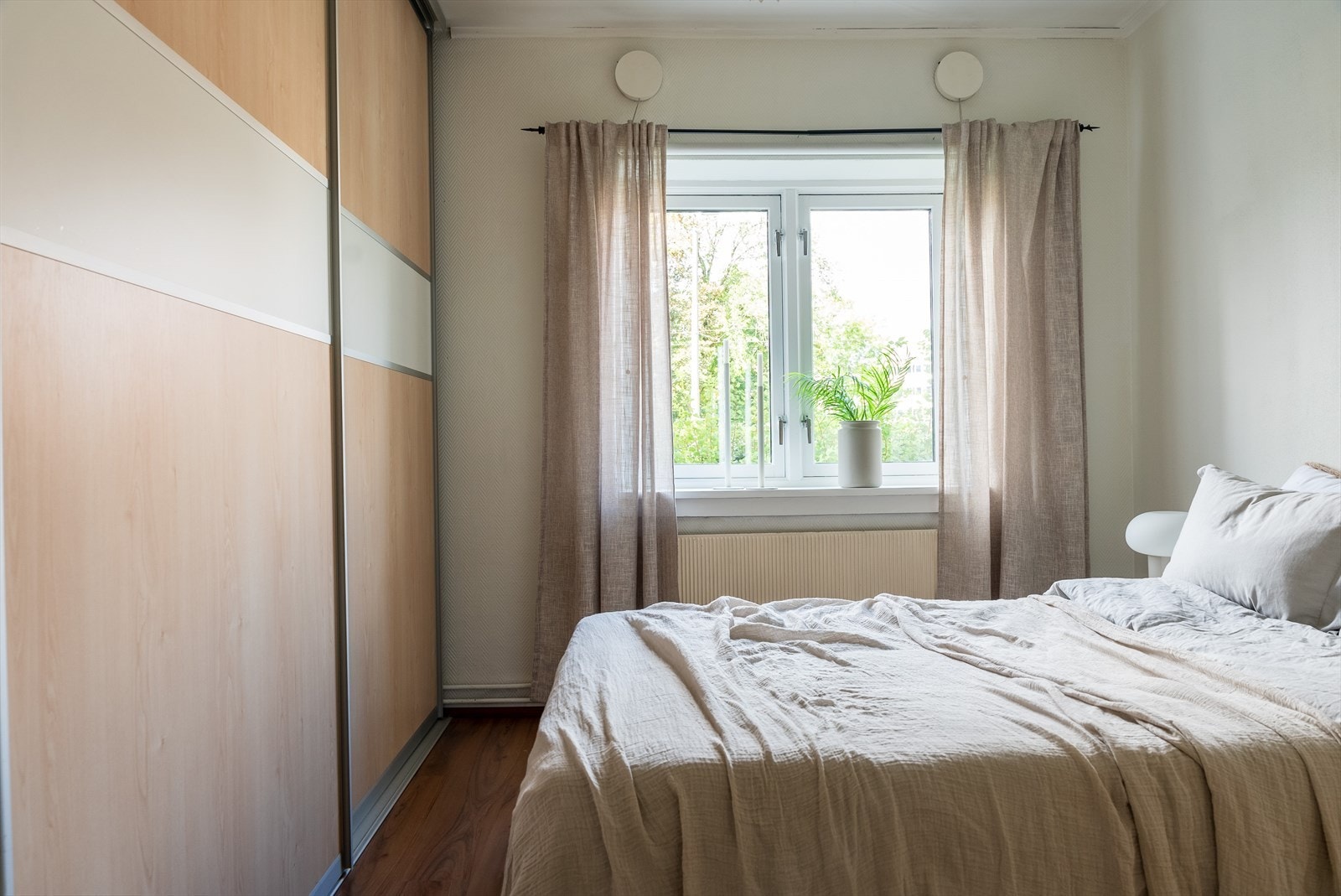 Plassbygd garderobeskap for godt med oppbevaring. Galleribilde