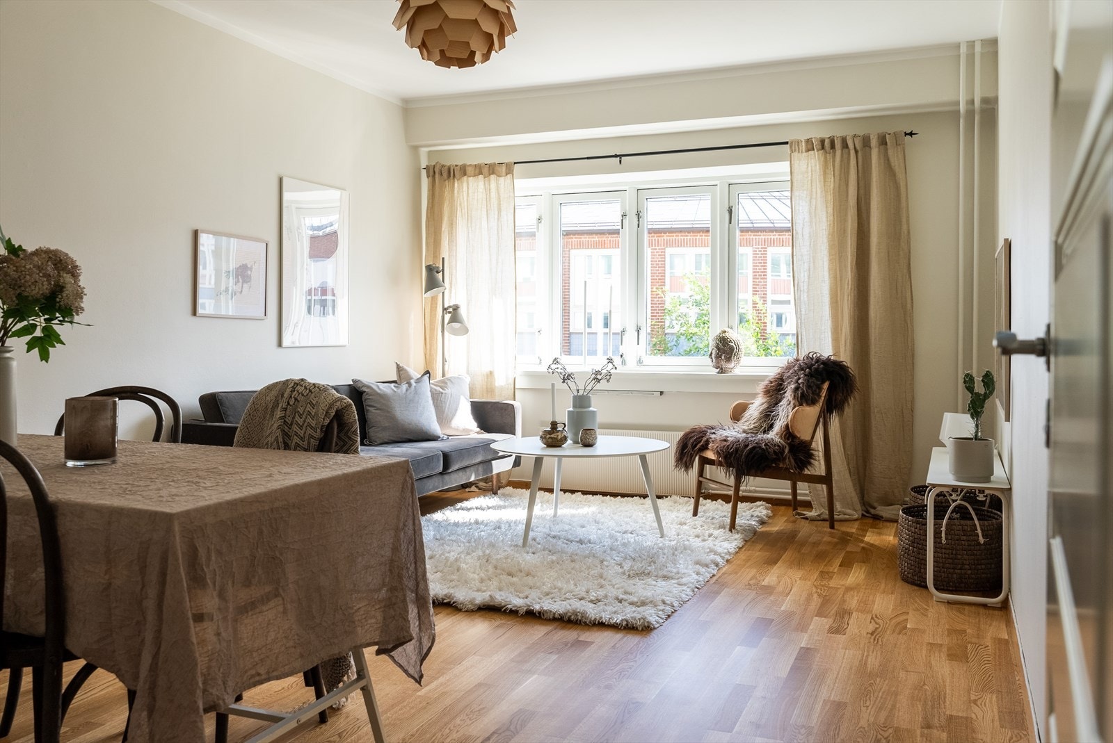 Et hyggelig og sjarmerende oppholdsrom med gode møbleringsmuligheter. Galleribilde