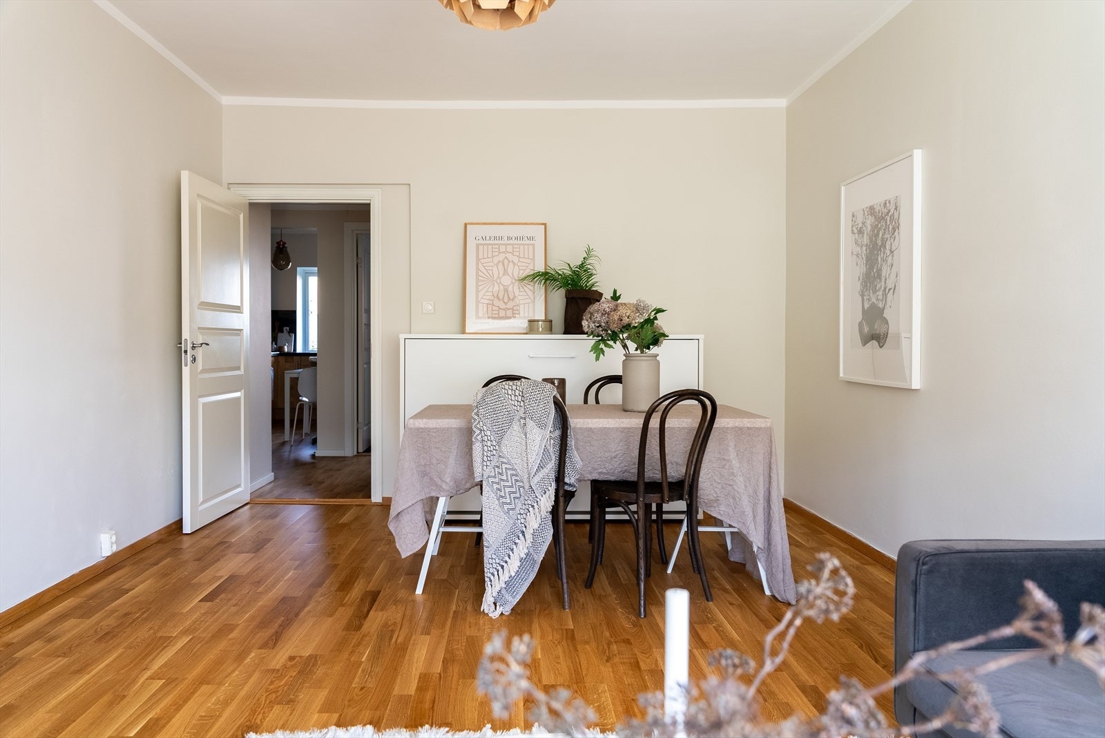 I stuen er det plass til spisebord i nær tilknytning til kjøkkenet. Galleribilde