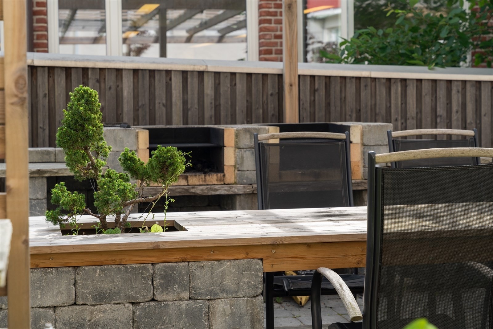 Her er det pent tilrettelagt med hyggelige sittegrupper, grill og pergola. Galleribilde