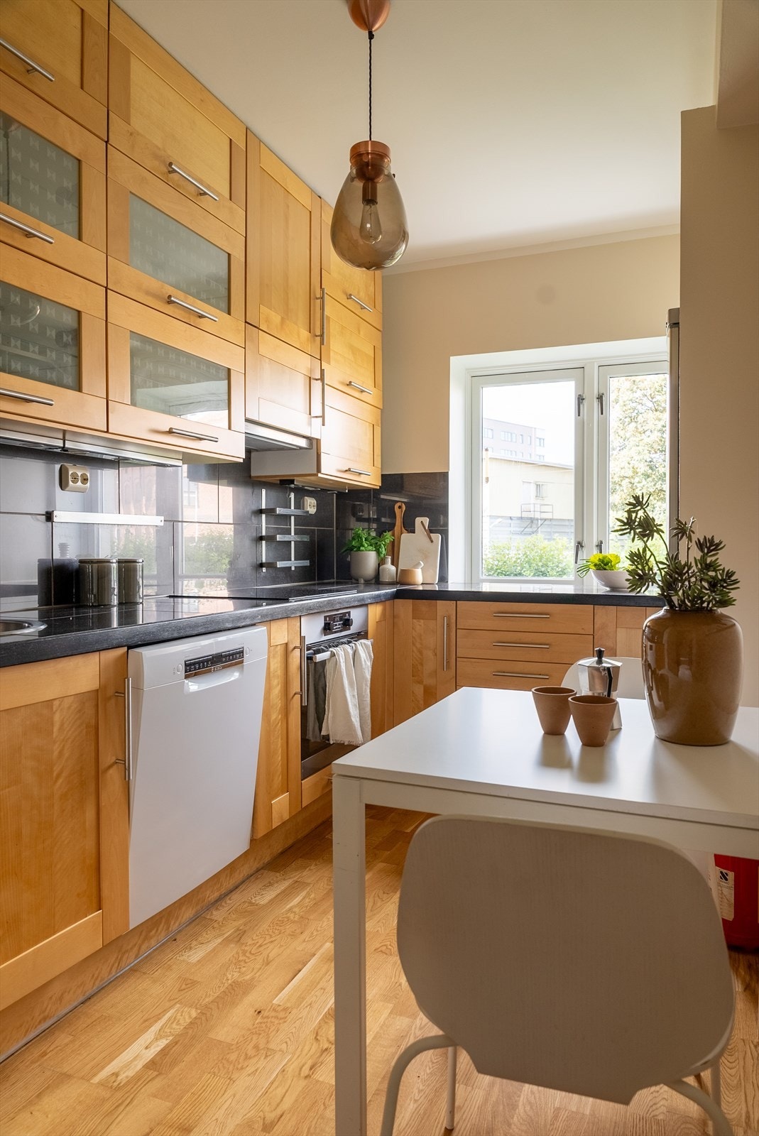 Separat kjøkken med plass til et mindre spisebord. Galleribilde