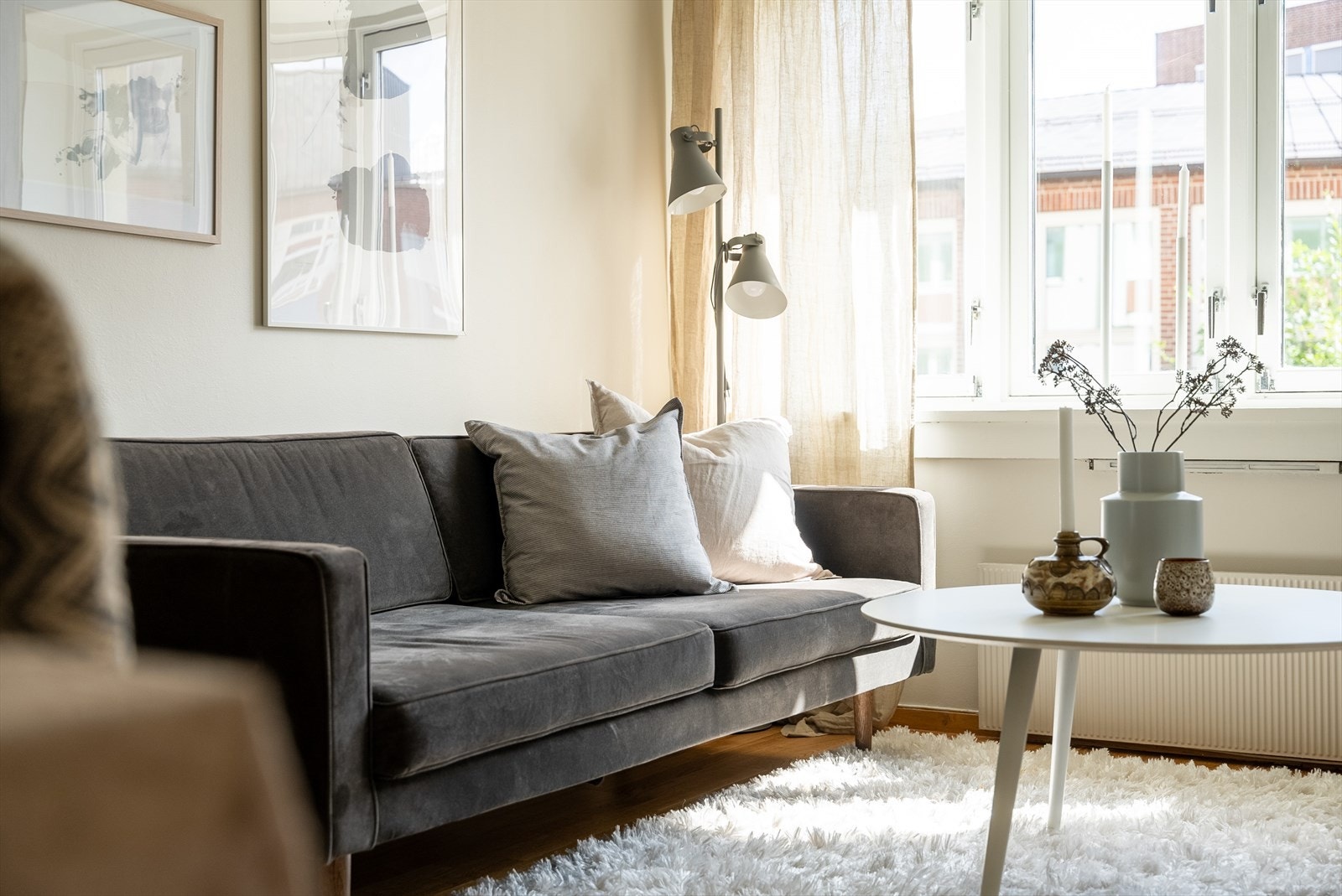 Flere naboer har omgjort lik leilighet til 3-roms, ved å flytte ut kjøkken i stuen. Galleribilde