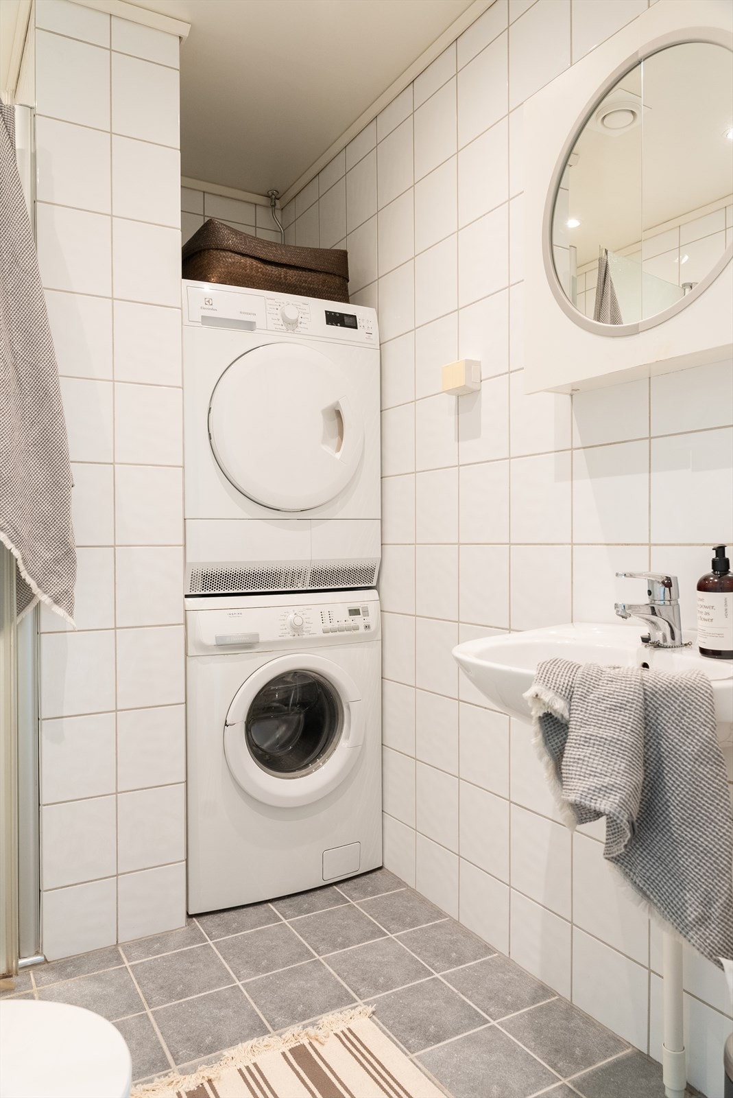 Vaskemaskin og tørketrommel medfølger ved salg. Galleribilde