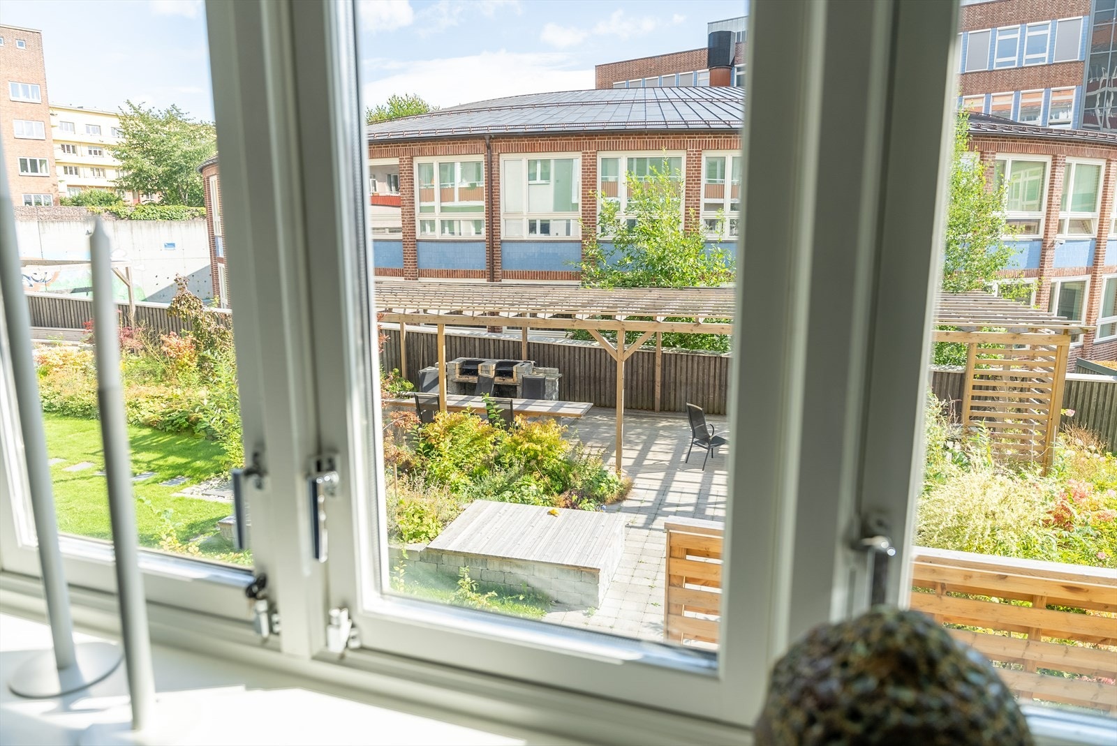 Fra stuen har du nydelig utsikt over bakhagen som har blitt betydelig oppgradert av boligselskapet. Galleribilde