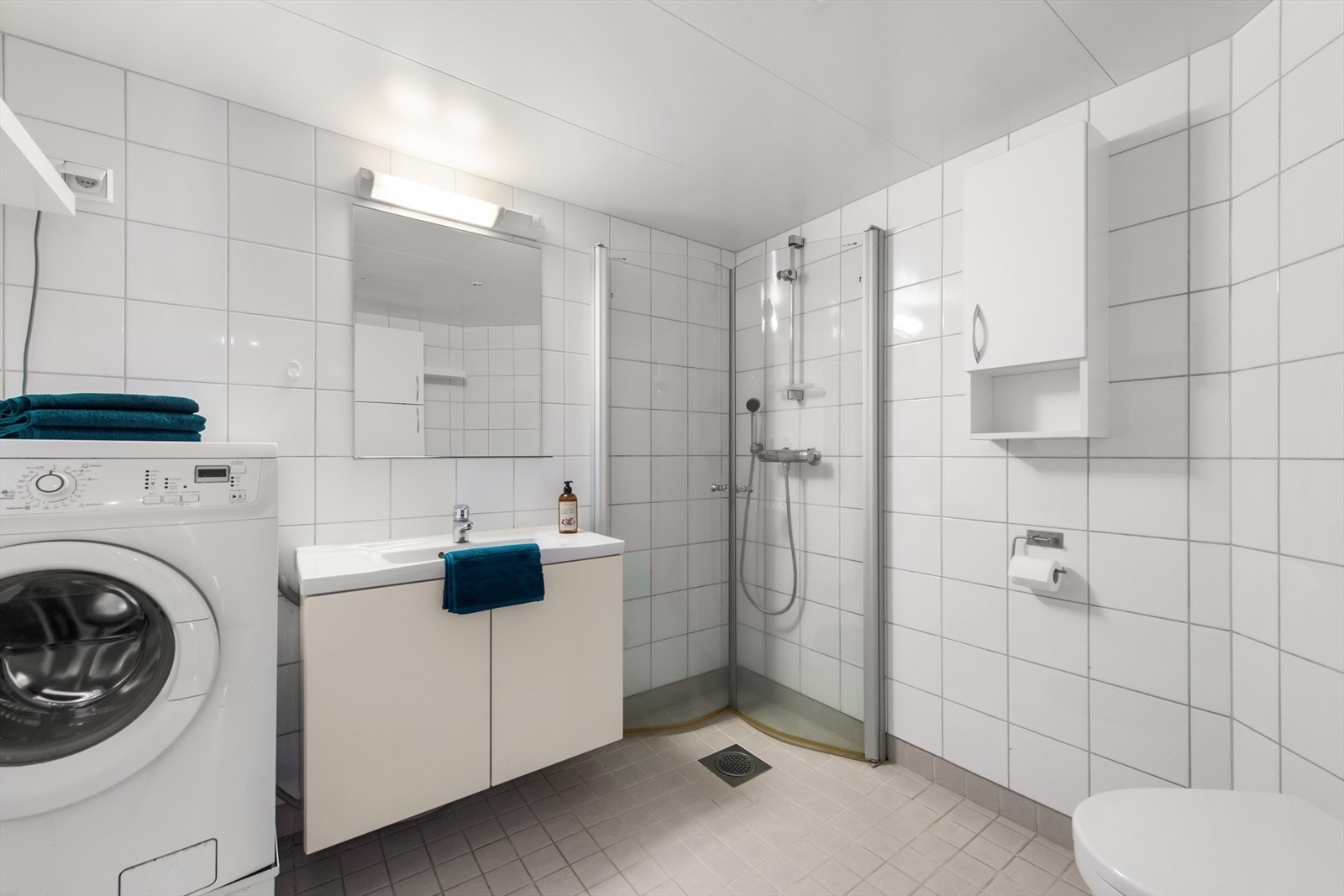 Rommet har innredning med nedfelt servant,
veggmontert toalett, dusjvegger/hjørne og
opplegg for vaskemaskin. Galleribilde
