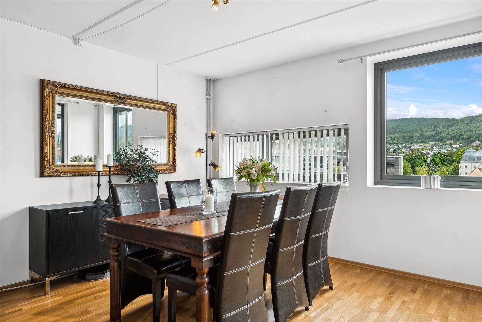 Det er god plass til et stort spisebord og tilhørende møbler. Galleribilde