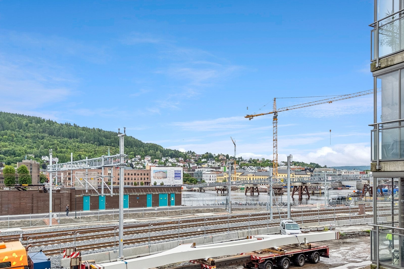 Gangavstand til jernbanestasjon med gode kommunikasjonsmuligheter mot Asker, Bærum og Oslo. Flytoget har også sin endestasjon i Drammen. Galleribilde