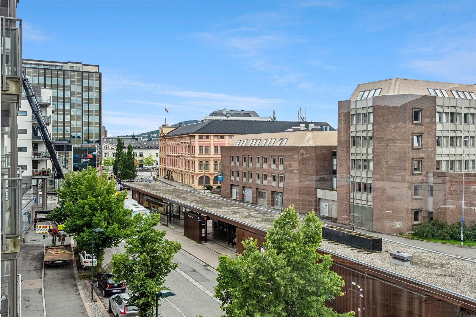 Leiligheten har gangavstand til alt hva byen har å by på, som bl.a skoler, barnehager, nærbutikker, bakeri, spesialforretninger, shopping og vinmonopol. Galleribilde