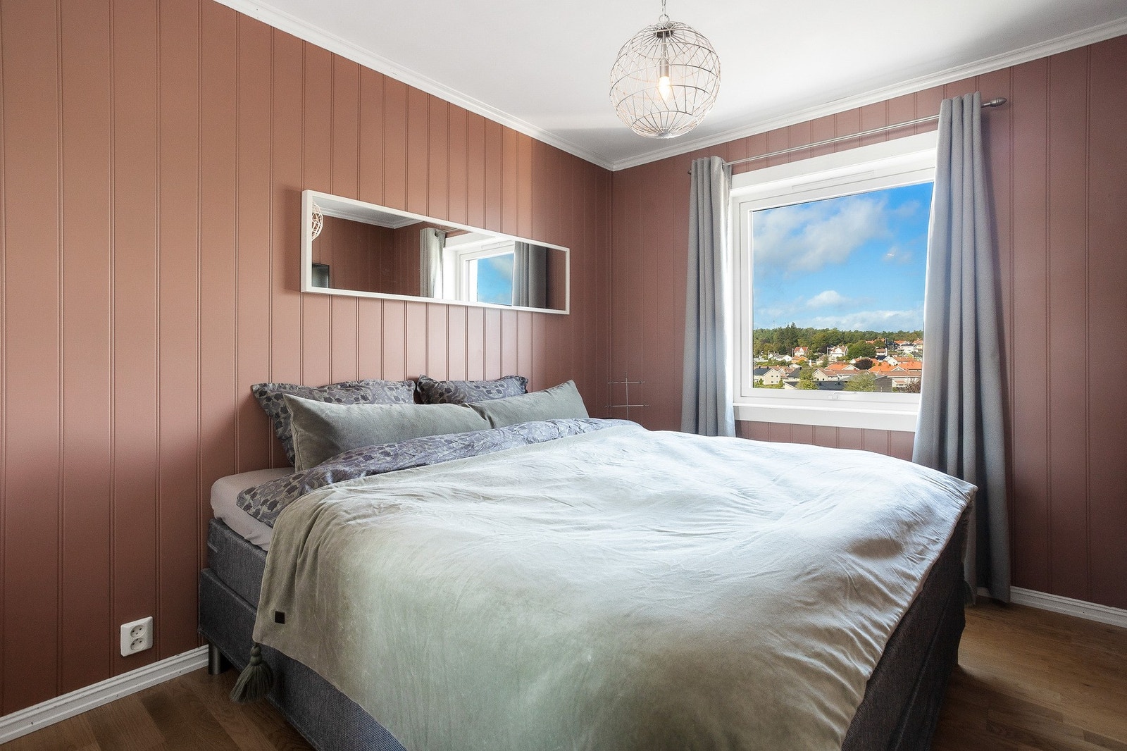 Romslig og innbydende soverom med skyvedørsgarderobe. Galleribilde
