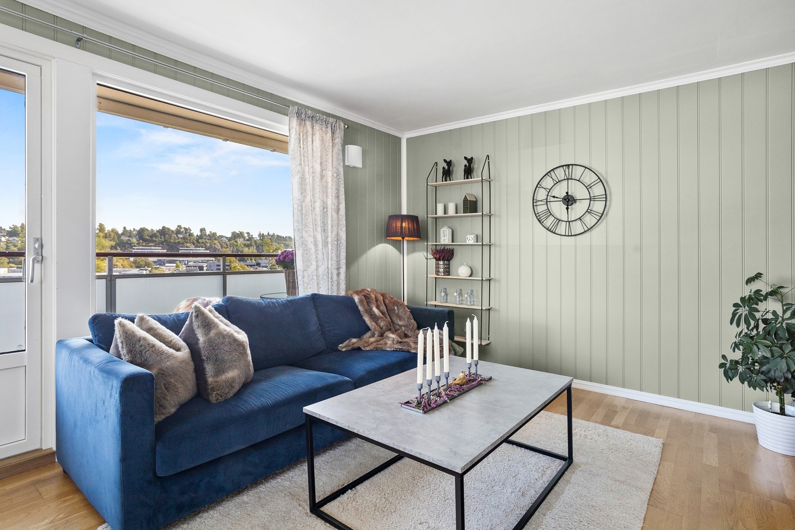 Leiligheten er oppmalt i tidsriktige og behagelige farger i alle rom, og med vinduer på 2 sider strømmer det rikelig med dagslys inn. Galleribilde