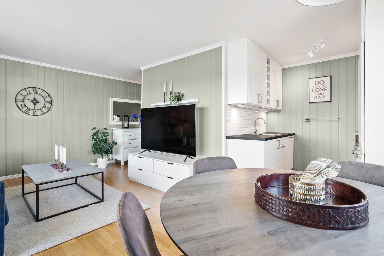 Den romslige og åpne stue-/kjøkkenløsningen har god plass til både spisemøblement og tv-salong. Galleribilde