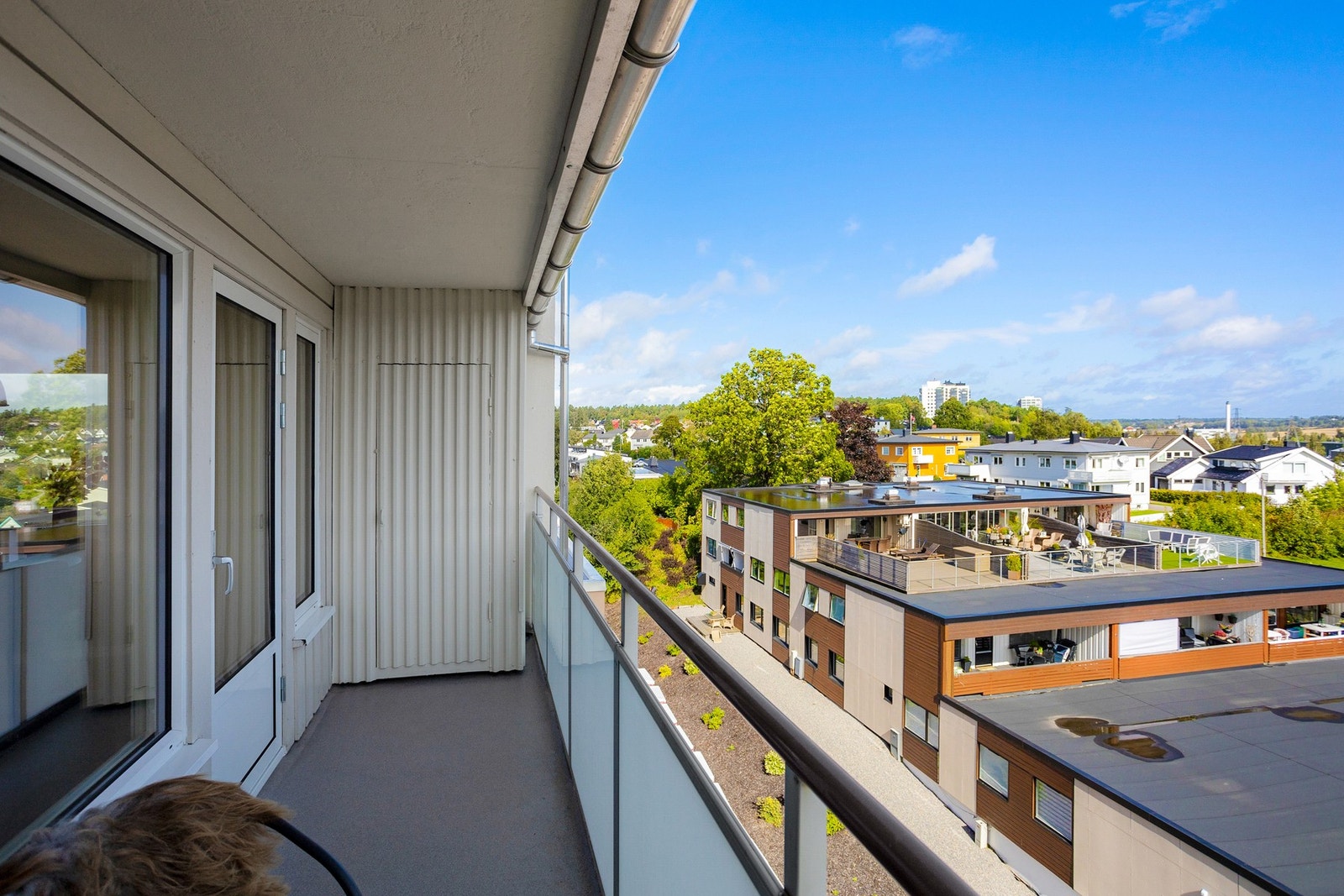 Fra stua er det utgang til en fin overbygget balkong. Galleribilde