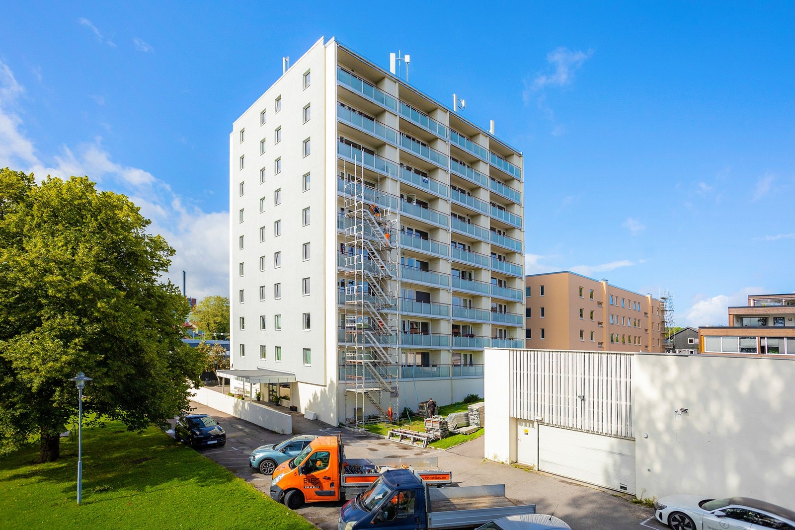 Leiligheten ligger fint til i 6. etasje på hjørnet mot nord og øst. Taket er under rehabilitering. Galleribilde
