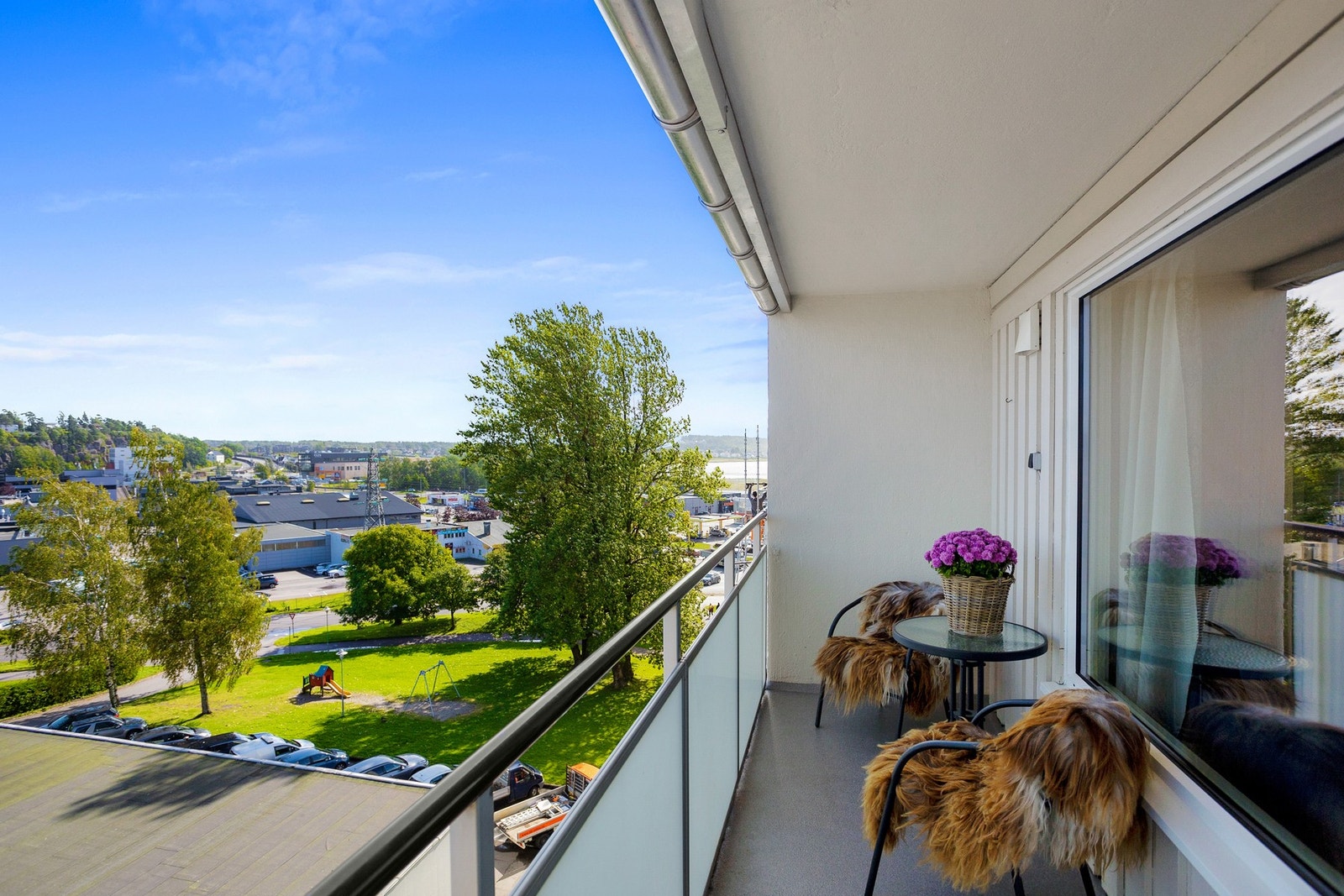 Fra balkongen er det flott utsikt til sjøen, skogen og omkringliggende landskap. Galleribilde