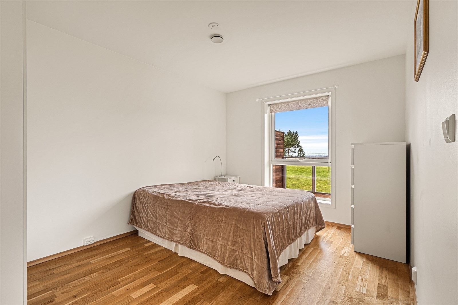 Leiligheten har to soverom på 11,8 m² og 7,0 m² Galleribilde
