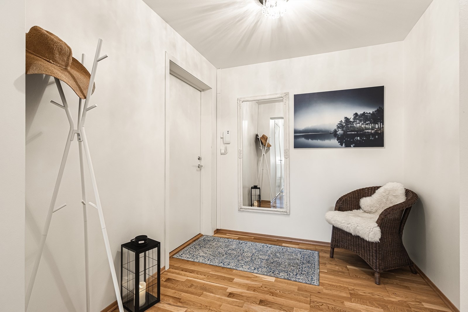 Lys og romslig gang med god plass til å henge fra seg yttertøy og sko Galleribilde
