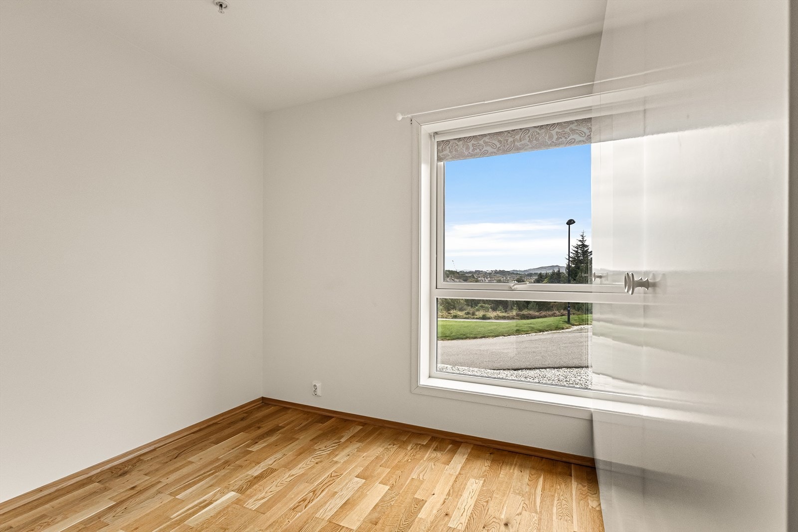 Soverom nr 2 er også av fin størrelse og passer fint som barnerom, gjesterom eller kontor. Galleribilde
