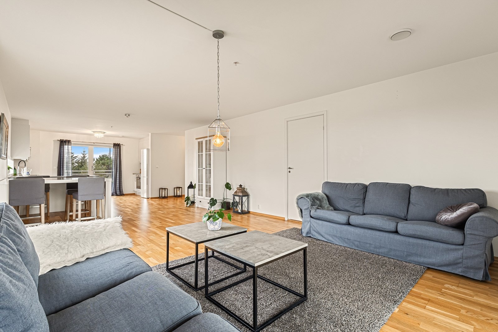 Stor stue med god plass til sofagruppe, spisebord og ytterligere møblement Galleribilde
