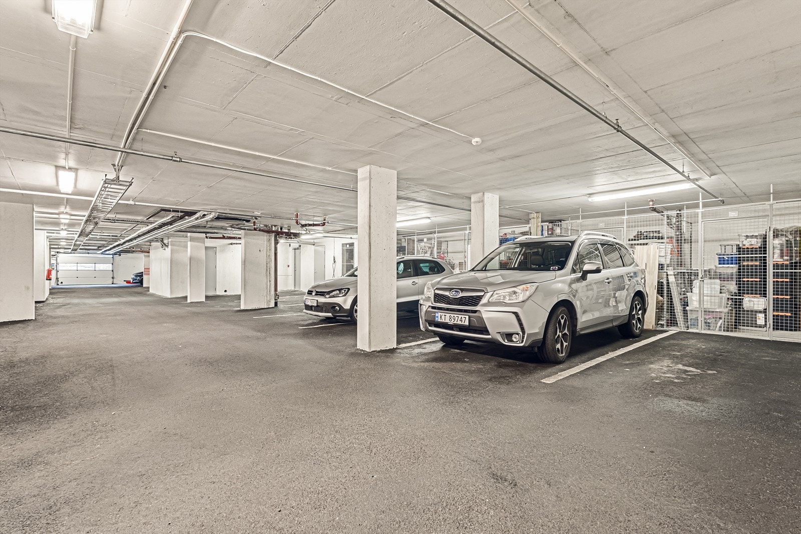 Fast garasjeplass som nås via heis på fellesareal Galleribilde