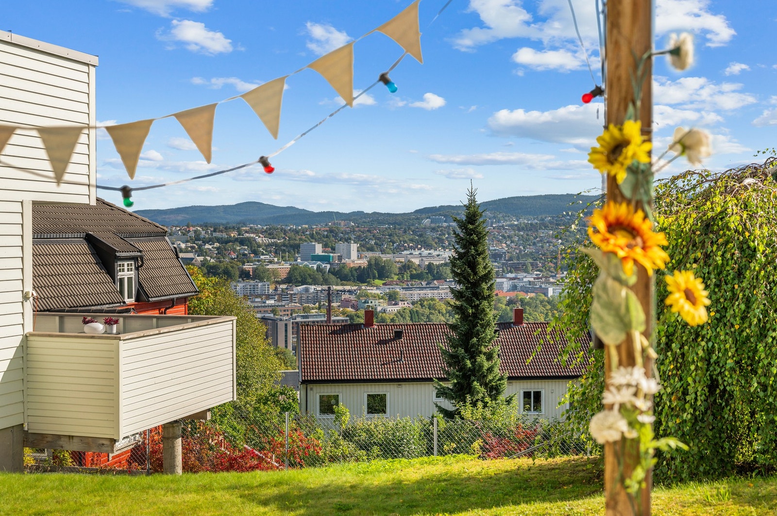 Utenfor kjøkkenet og stua kan denne utsikten nytes! Galleribilde