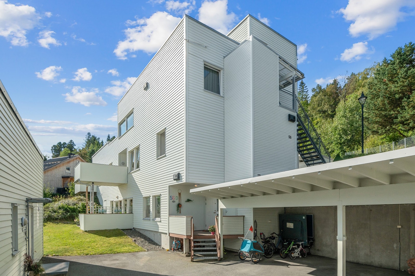 Eget inngangsparti med bod i tilknytning på ca 6m2, carport nærmest inngangen medfølger. Galleribilde
