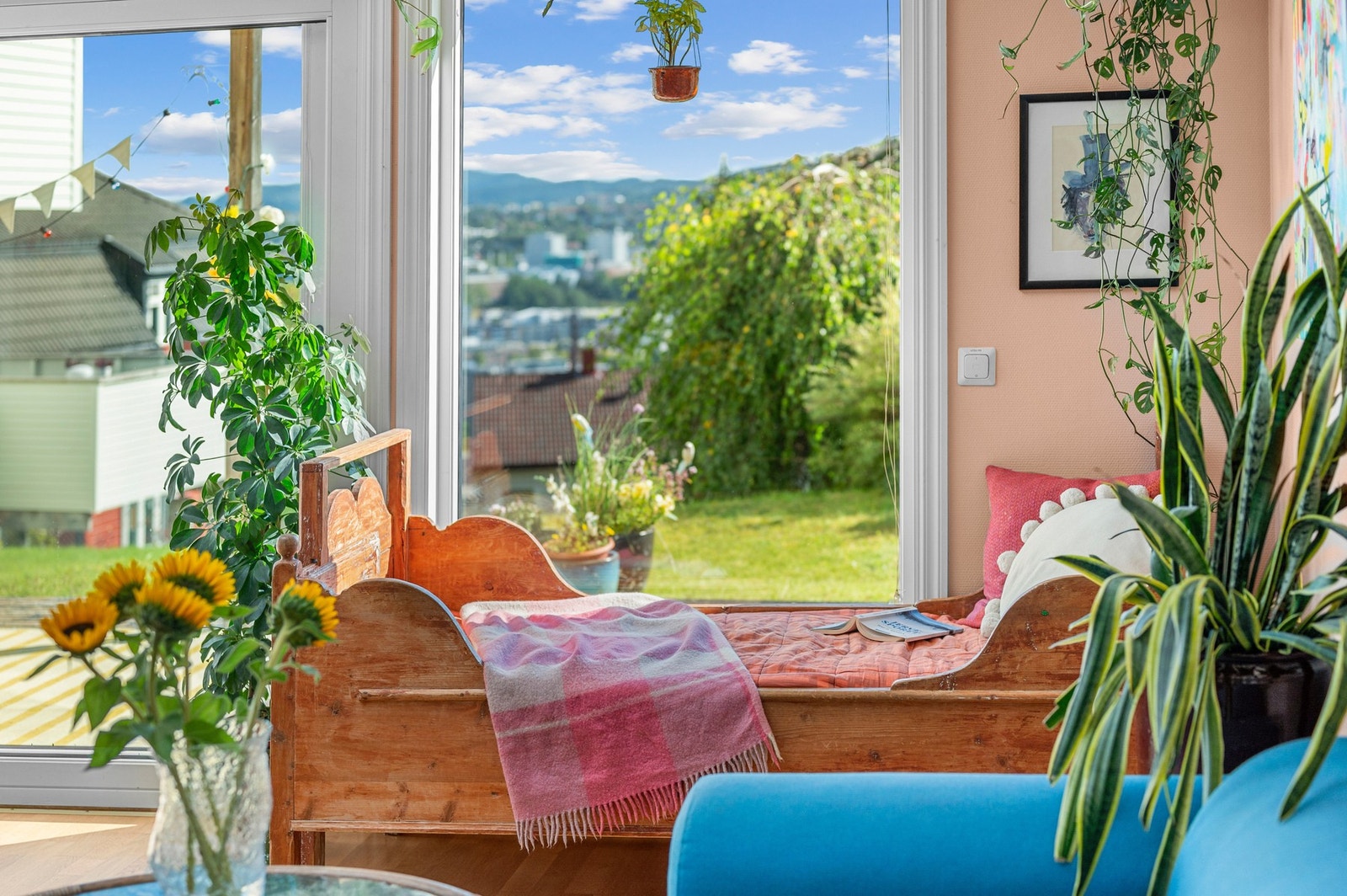 Leiligheten har store vindusflater, og utsikt mot deler av byen. Galleribilde