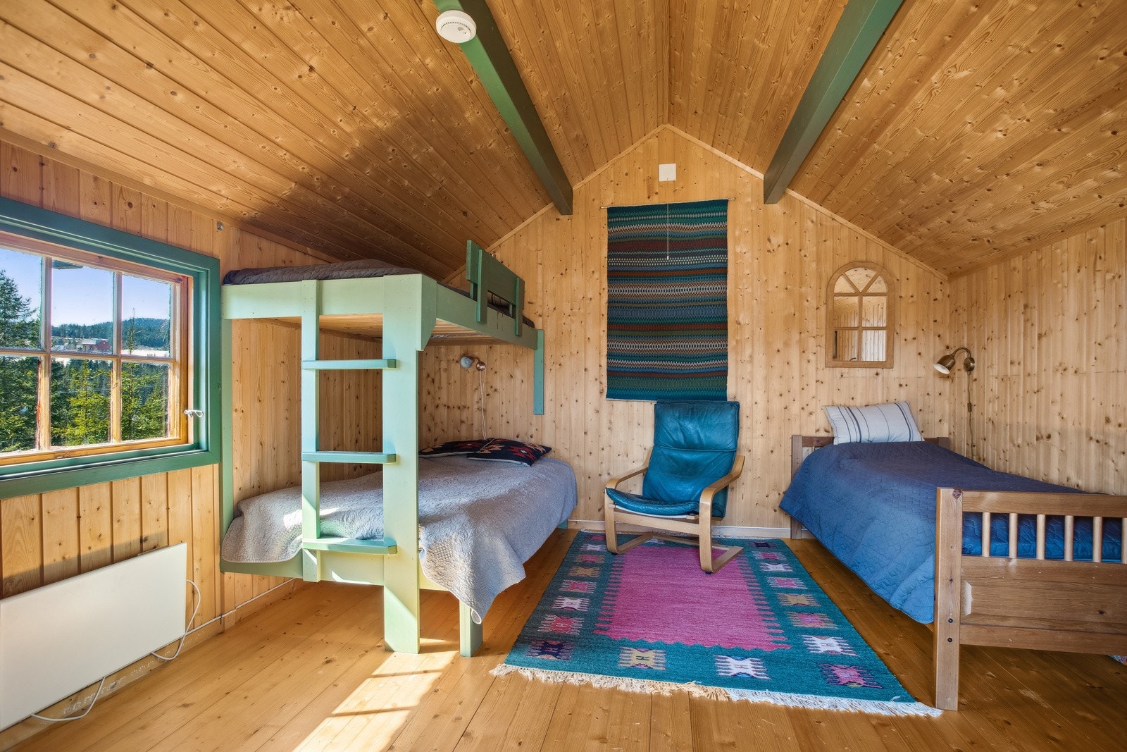 Anneks innredet med familiekøye og enkeltseng. Dette er ikke søkt og godkjent hos kommunen. Galleribilde