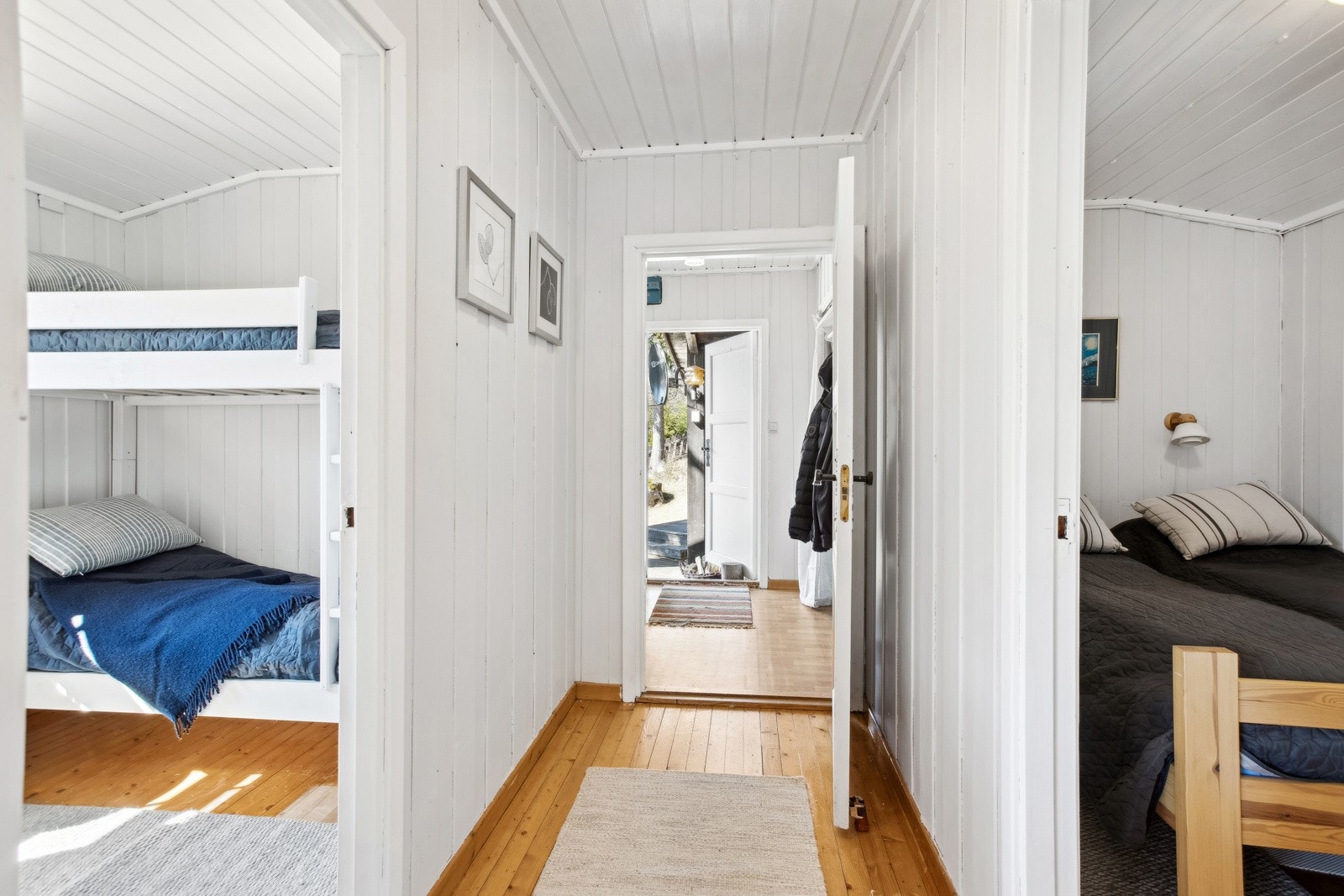 Gang med bod og bod i forbindelse med inngangspartiet. Galleribilde