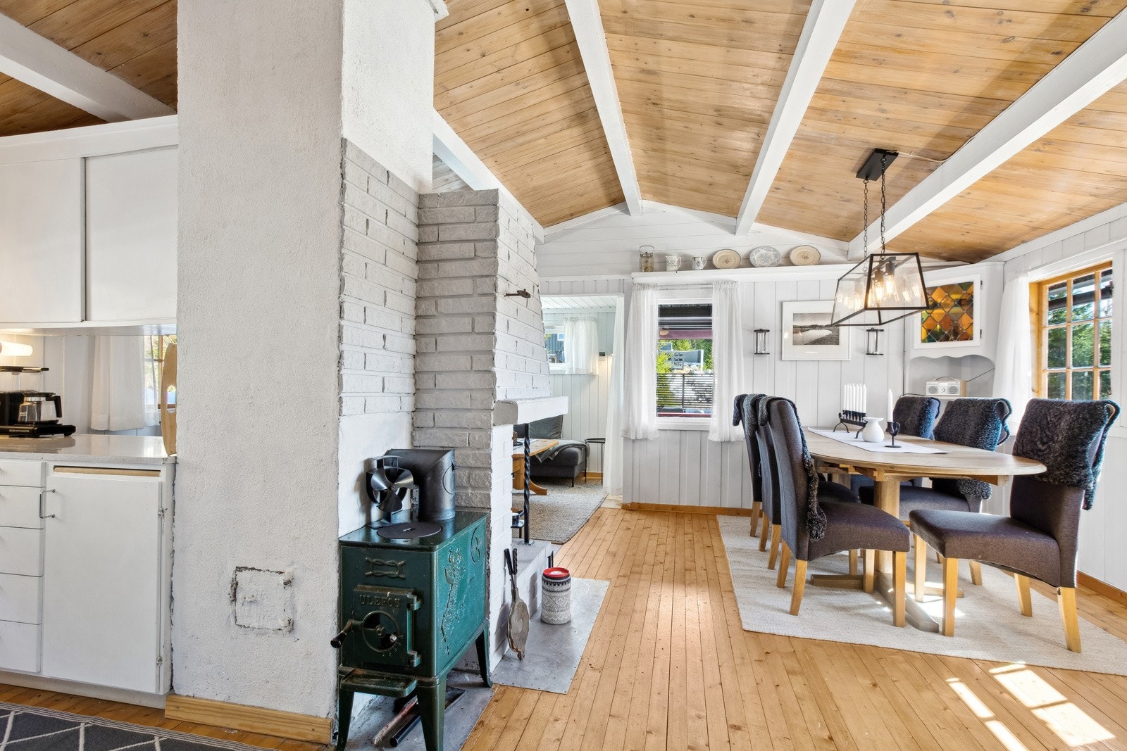 Liten vedovn ved kjøkkenet. Galleribilde