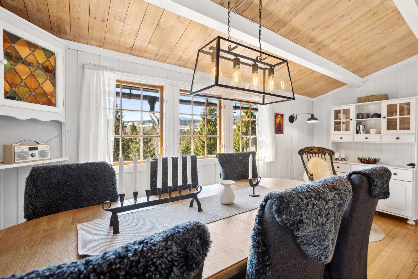 Utsikt fra spisebord mot nærområdet. Galleribilde