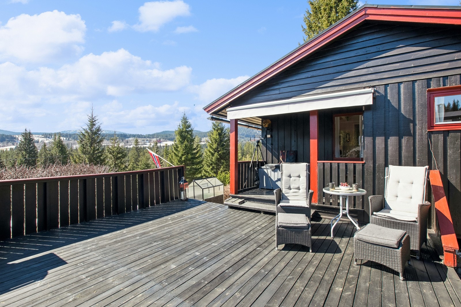 Romslig terrasse med svært gode solforhold. Galleribilde