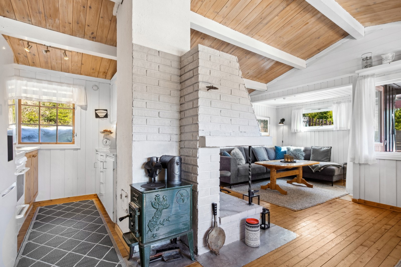 Kjøkken i delvis åpen løsning mot stuen. Galleribilde