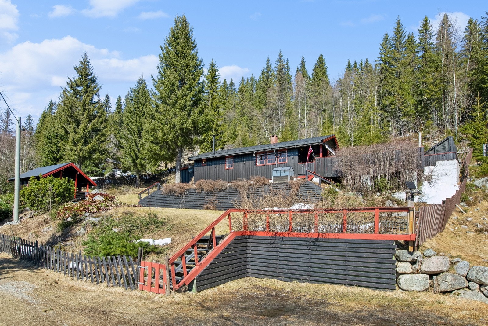 En koselig hytte i idylliske omgivelser. Galleribilde