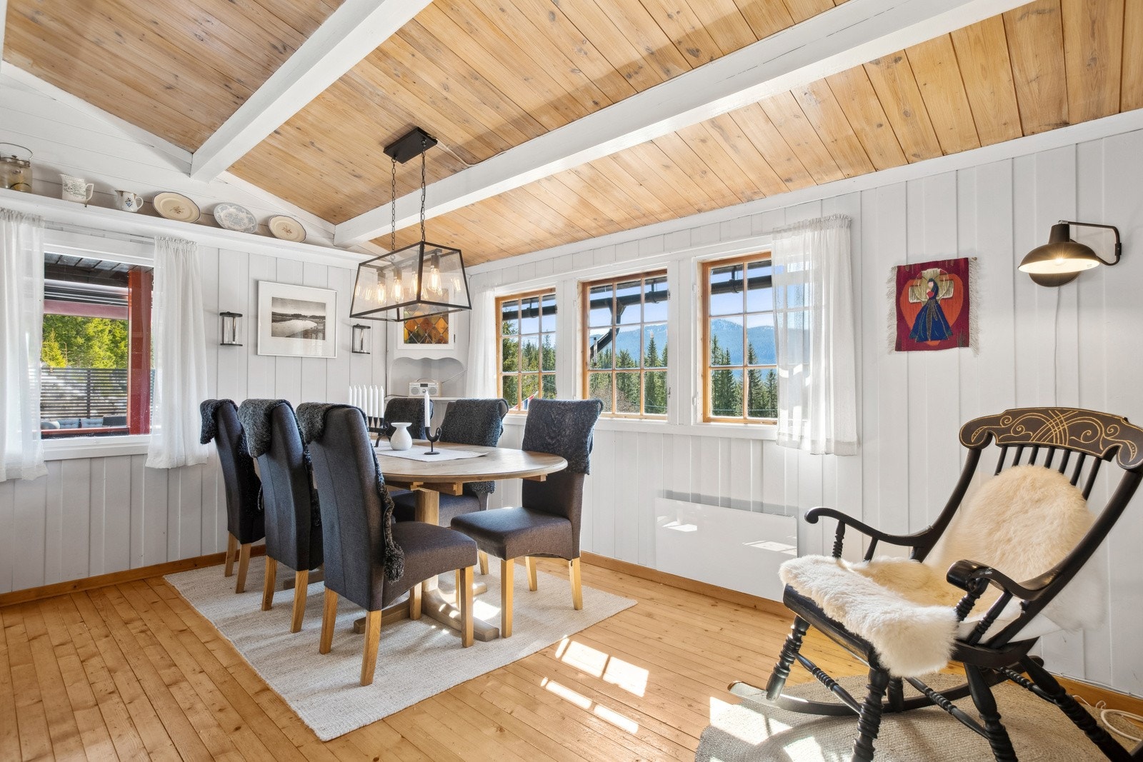 Her kan du dekke på langbord og kose deg med lange måltider med familien. Galleribilde