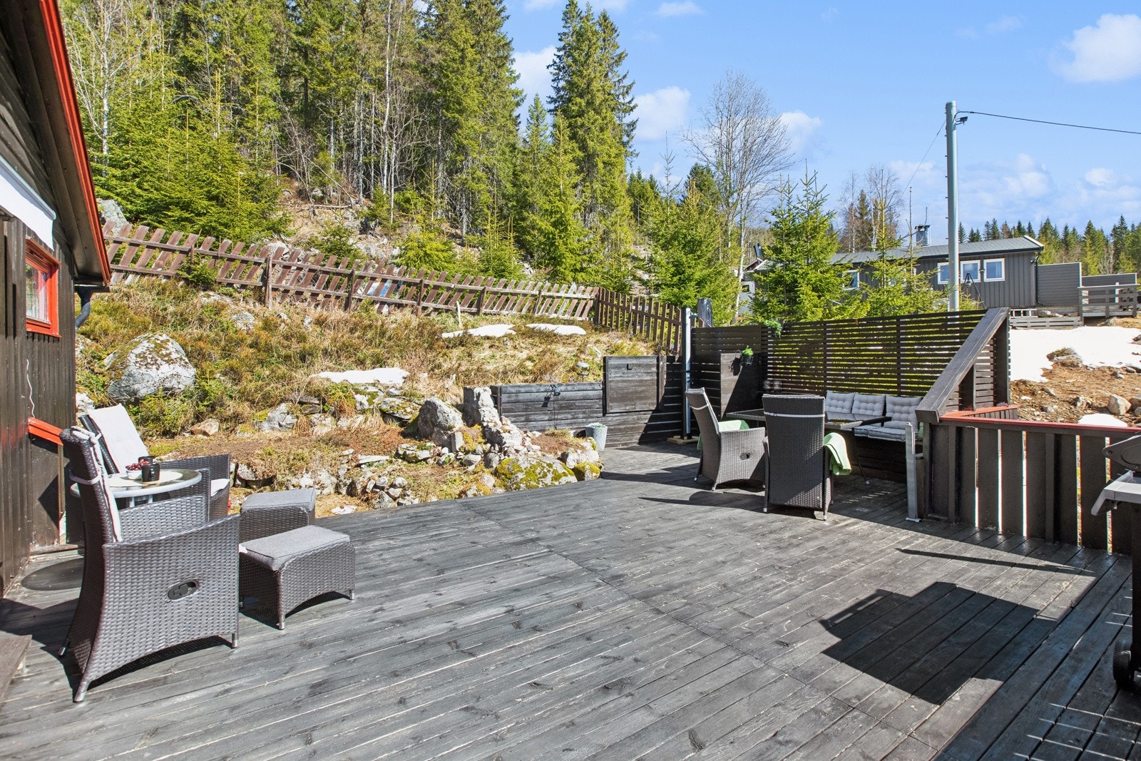 Terrassen har god plass til det du ønsker av utemøbler. Galleribilde